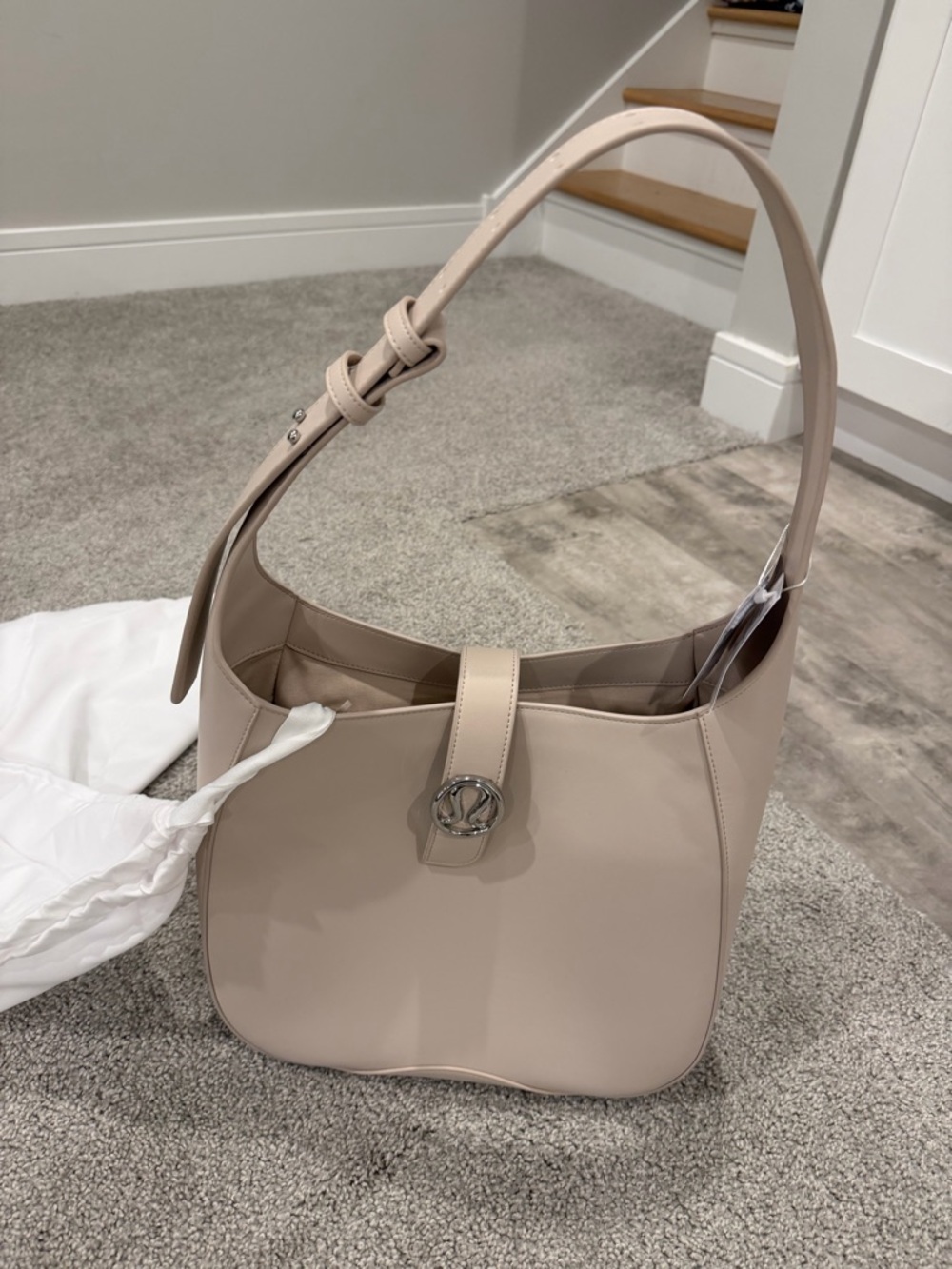 Lululemon NWT Leather Alternative Shoulder Bag Cashew 8L - Picture 7 of 12
